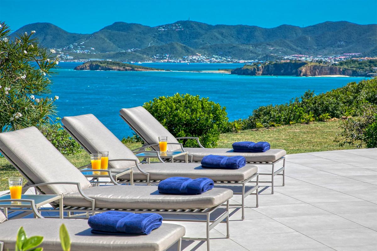 Pool villa St Martin - Deckchairs and sea view